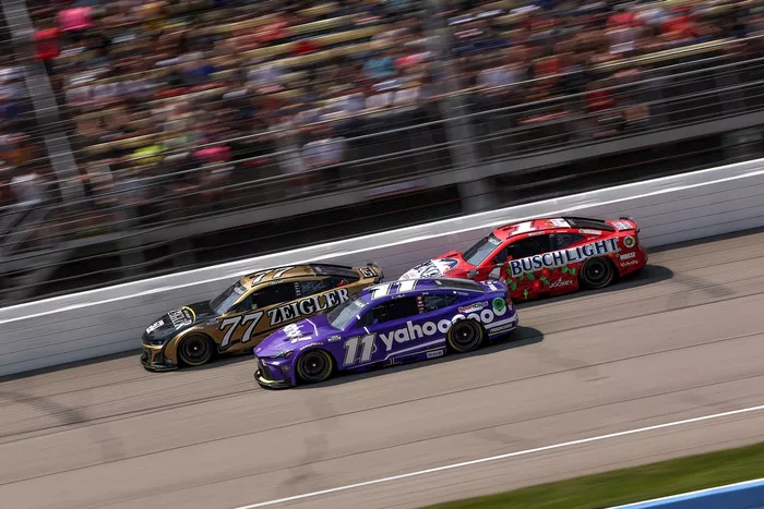 Carson Hocevar, Spire Motorsports Chevrolet, Denny Hamlin, Joe Gibbs Racing Toyota, Ross Chastain, Trackhouse Racing Chevrolet