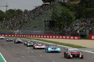 #78 Akkodis ASP Team Lexus RC F LMGT3: Arnold Robin, Finn Gehrsitz, Esteban Masson, #92 Manthey 1St Phorm Porsche 911 GT3 R LMGT3: Ryan Hardwick, Riccardo Pera, Richard Lietz