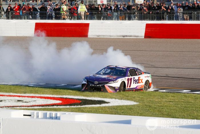 Ganador Denny Hamlin, Joe Gibbs Racing, FedEx Express Toyota Camry