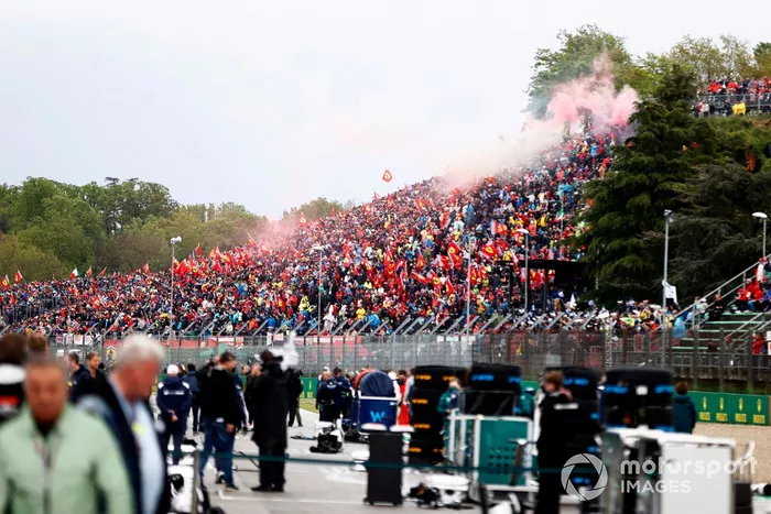 Los aficionados llenan las gradas de rojo Ferrari