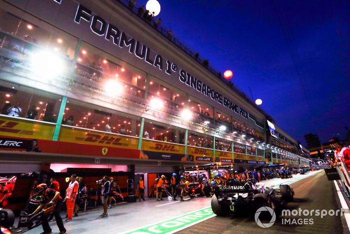 Pierre Gasly, AlphaTauri AT03, en el pit lane