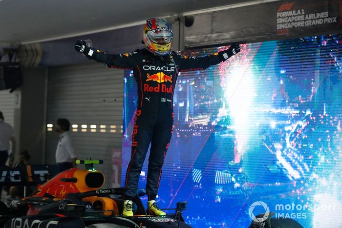 Ganador Sergio Pérez, Red Bull Racing, celebra en Parc Ferme