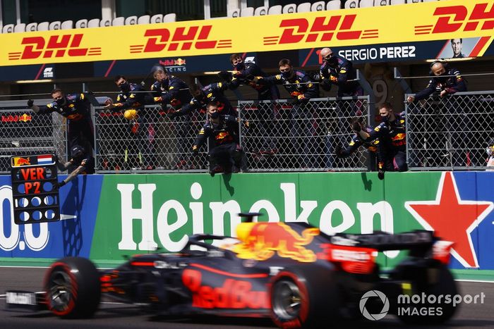 Max Verstappen, Red Bull Racing RB16B, 2ª posición, pasa con su equipo por el muro de boxes al final de la carrera