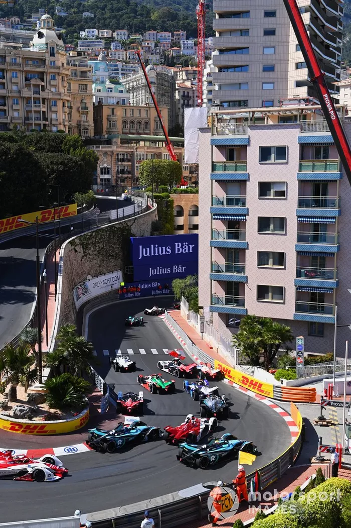 Pascal Wehrlein, TAG Heuer Porsche, Porsche 99X Electric, Alexander Sims, Mahindra Racing, M7Electro, se golpean entre sí mientras otros coches intentan evitar el accidente