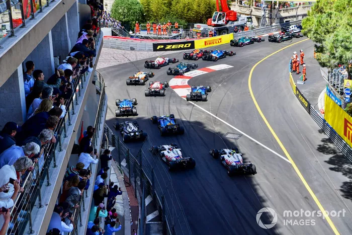 Lewis Hamilton, Mercedes W12, Sebastian Vettel, Aston Martin AMR21, Esteban Ocon, Alpine A521, Sergio Pérez, Red Bull Racing RB16B, Antonio Giovinazzi, Alfa Romeo Racing C41, Lance Stroll, Aston Martin AMR21, al inicio