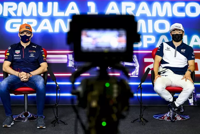 Max Verstappen, Red Bull Racing, Yuki Tsunoda, AlphaTauri en la conferencia de prensa