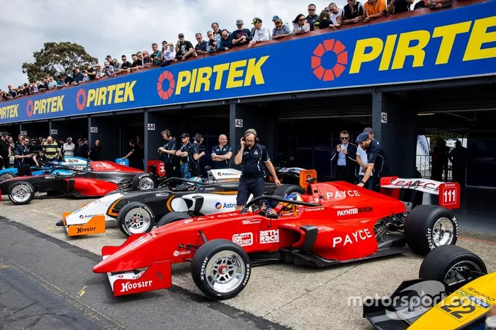 Rubnes Barrichello no pitlane