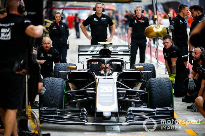 El equipo de Haas practica una parada en boxes
