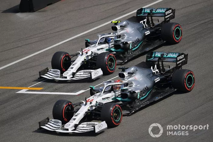 Il poleman Lewis Hamilton, Mercedes AMG F1 W10, e Valtteri Bottas, Mercedes AMG W10, arrivano in griglia di partenza