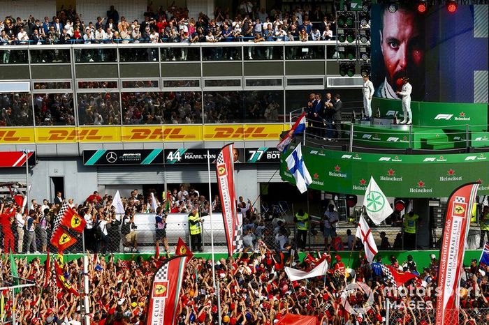 Fans celebran en el podio