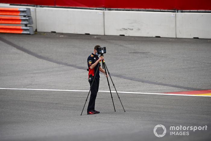 Un mecánico de Red Bull con una cámara