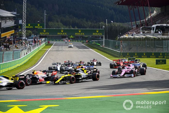 Esteban Ocon, Renault F1 Team R.S.20, Alex Albon, Red Bull Racing RB16 al inicio
