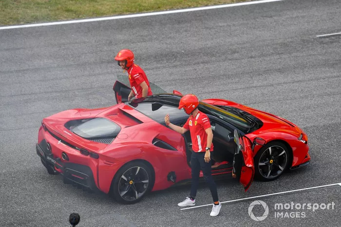 Sebastian Vettel, Ferrari, conduce el SF90 Stradale