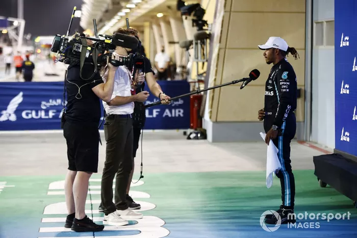 Ganador Lewis Hamilton, Mercedes, es entrevistado por Jenson Button de Sky TV