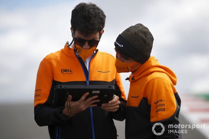 Lando Norris, McLaren, con un ingeniero