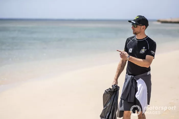 Jenson Button, JBXE Extreme-E Team, en la limpieza de la playa