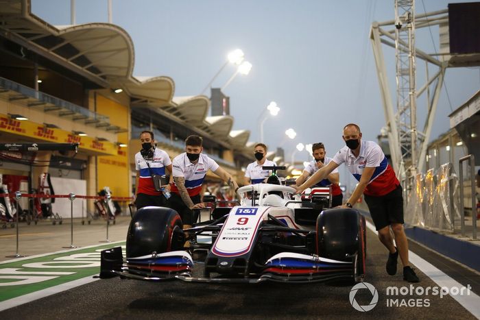 Los mecánicos empujan el VF-21 de Nikita Mazepin Haas por el pit lane
