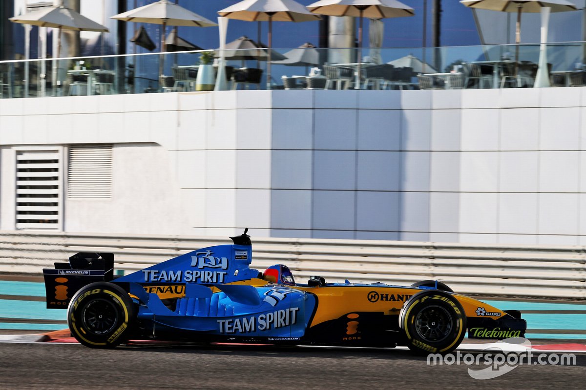 GALERÍA: el reencuentro de Alonso con el Renault R25 en Abu Dhabi
