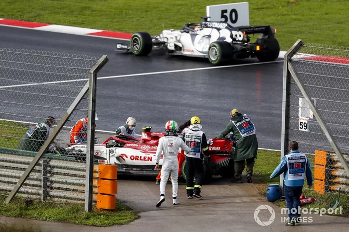 Antonio Giovinazzi, Alfa Romeo, es asistido por los oficiales después de retirarse de la carrera