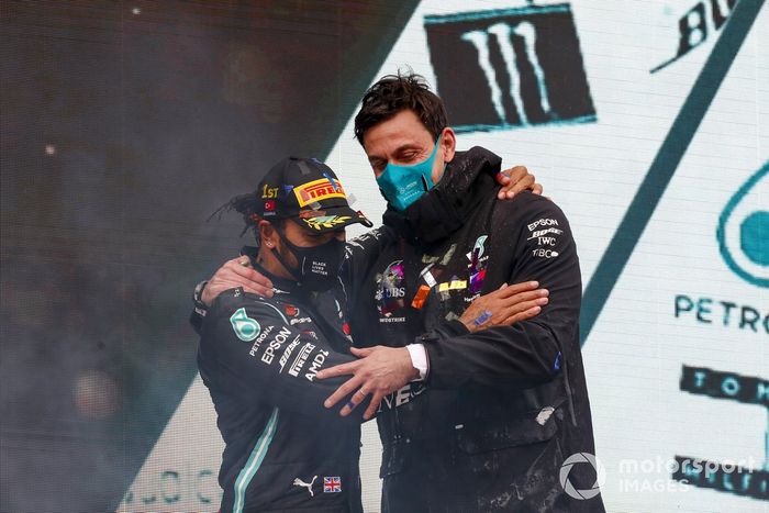 Podio: ganador y campeón del mundo Lewis Hamilton, Mercedes-AMG F1 con Toto Wolff, Director Ejecutivo Mercedes AMG