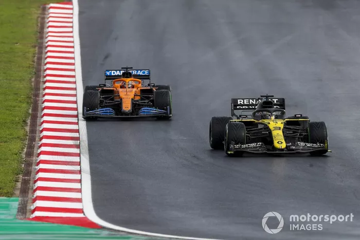 Daniel Ricciardo, Renault F1 Team R.S.20, Carlos Sainz Jr., McLaren MCL35