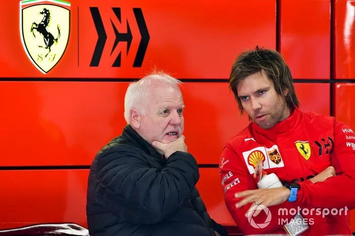 Norbert Vettel en el garaje de Ferrari