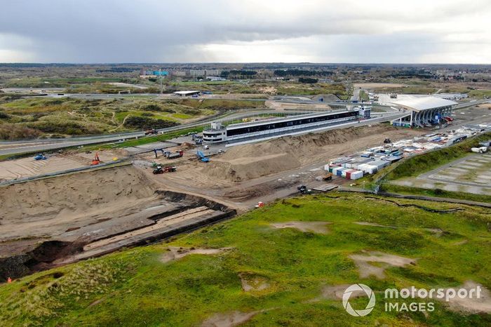 Trabajos de construcción en el autódromo de Zandvoort para el Gran Premio de Holanda