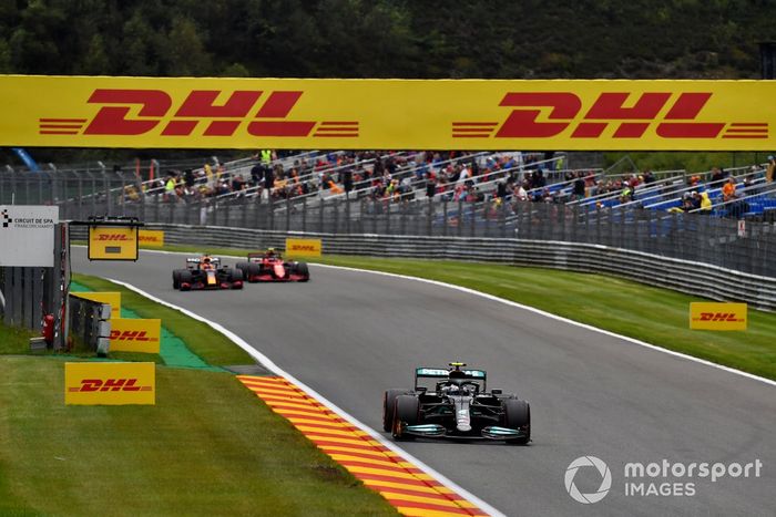 Valtteri Bottas, Mercedes W12, Max Verstappen, Red Bull Racing RB16B, Carlos Sainz Jr., Ferrari SF21