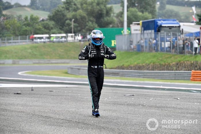 Valtteri Bottas, de Mercedes, se aleja de su coche dañado tras chocar en la salida