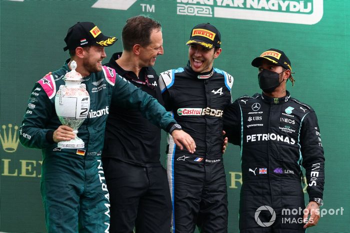 Podio: segundo lugar Sebastian Vettel, Aston Martin, Laurent Rossi, CEO Alpine F1, ganador Esteban Ocon, Alpine F1, tercer lugar Lewis Hamilton, Mercedes