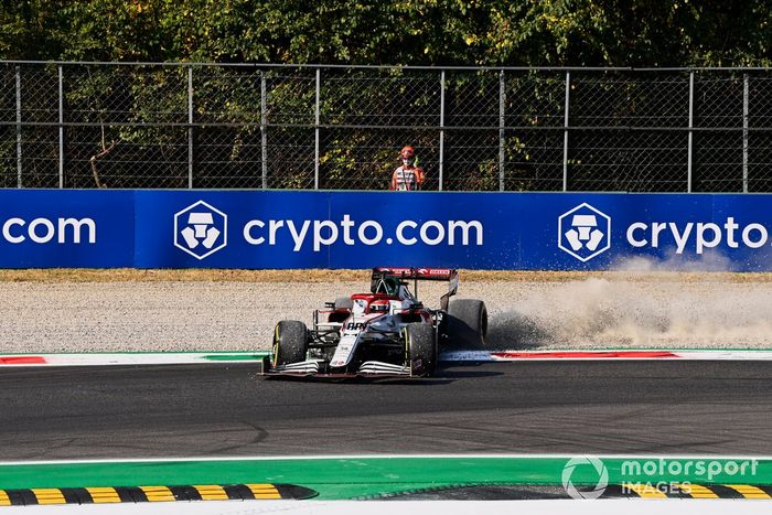 Robert Kubica, Alfa Romeo Racing C41, hace un trompo tras el toque con Yuki Tsunoda, AlphaTauri 