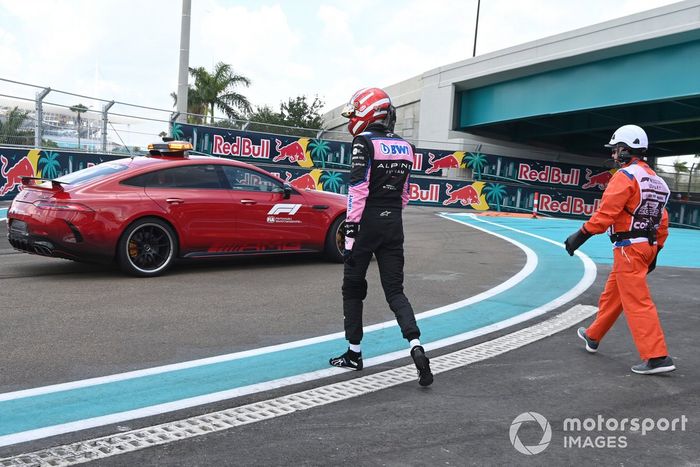 Esteban Ocon, del equipo Alpine F1, es llevado al coche médico tras un accidente
