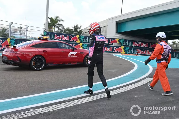 Esteban Ocon, del equipo Alpine F1, es llevado al coche médico tras un accidente