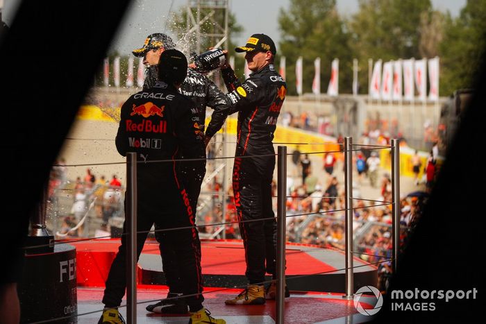 Podio: segundo lugar Sergio Pérez, Red Bull Racing y el ganador Max Verstappen, Red Bull Racing