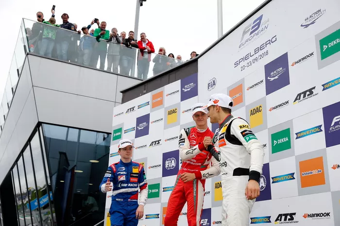 Podio: il vincitore della gara Mick Schumacher, PREMA Theodore Racing Dallara F317 - Mercedes-Benz, il secondo classificato Robert Shwartzman, PREMA Theodore Racing Dallara F317 - Mercedes-Benz, il terzo classificato Alex Palou, Hitech Bullfrog GP Dallara F317 - Mercedes-Benz