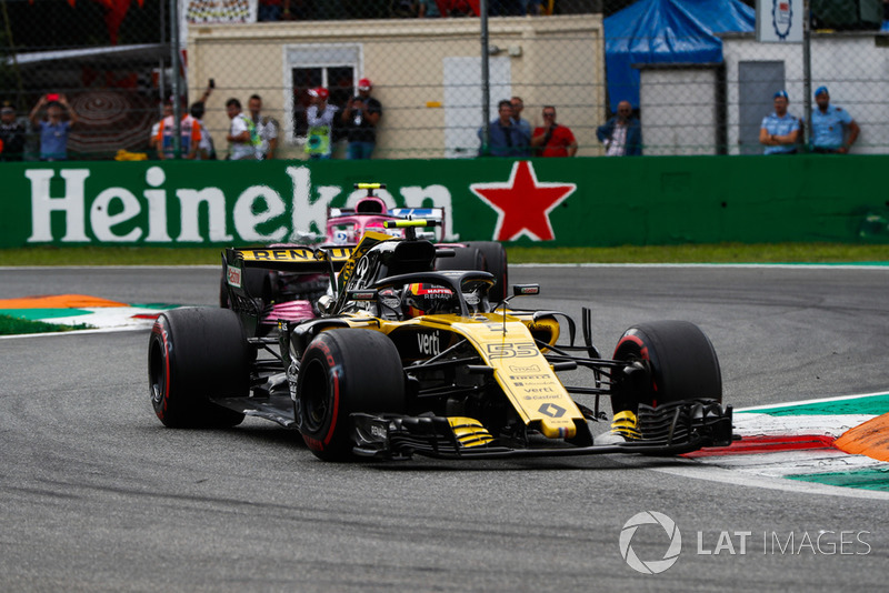 Carlos Sainz Jr., Renault Sport F1 Team R.S. 18, Esteban Ocon, Racing Point Force India VJM11