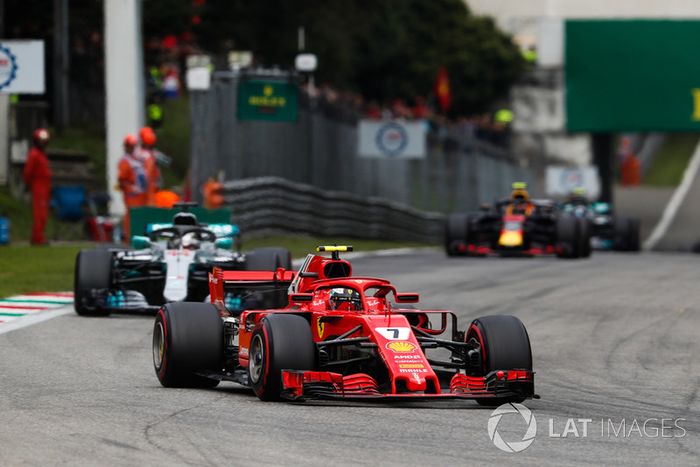 Kimi Raikkonen, Ferrari SF71H, y Lewis Hamilton, Mercedes AMG F1 W09