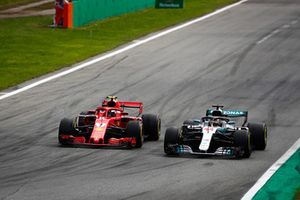 Kimi Raikkonen, Ferrari SF71H, battles with Lewis Hamilton, Mercedes AMG F1 W09