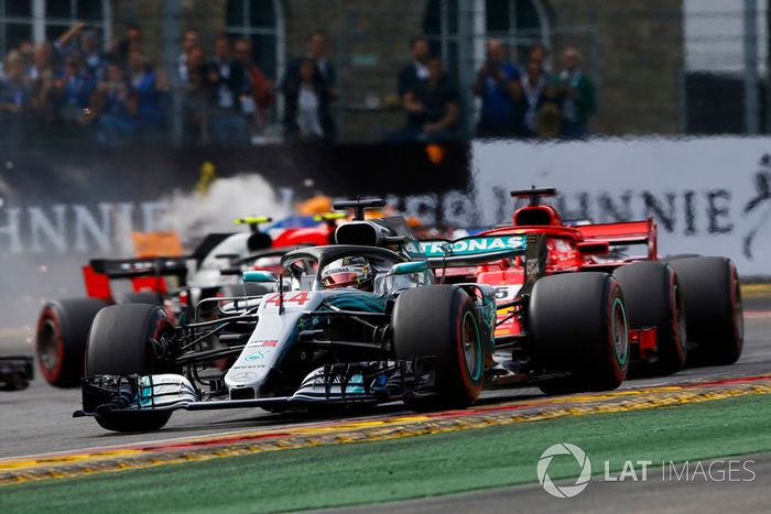Lewis Hamilton, Mercedes AMG F1 W09, liderando la carrera de Bélgica