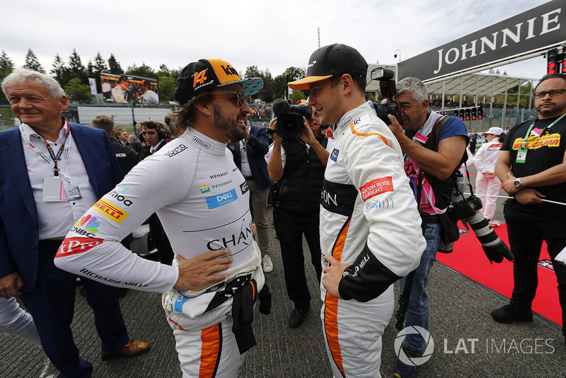 Fernando Alonso, McLaren, i Stoffel Vandoorne, McLaren, na polach startowych