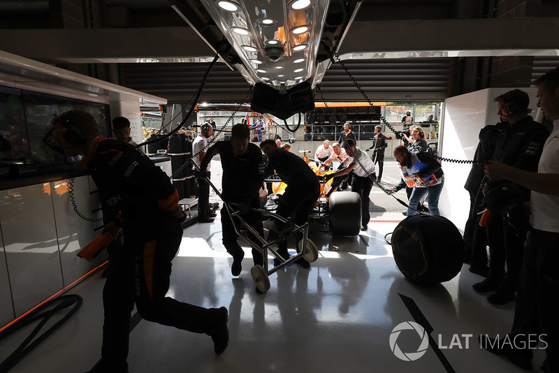 Engineers bring Stoffel Vandoorne, McLaren MCL33, into the garage