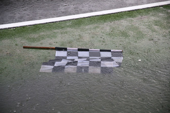 Karierte Flagge im Regen