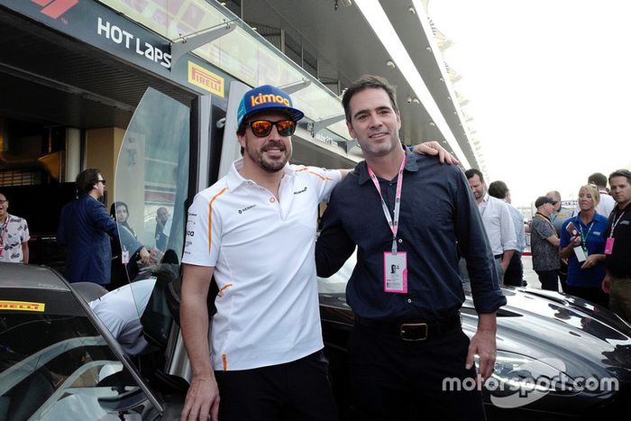 Jimmie Johnson piloto de NASCAR con Fernando Alonso, McLaren