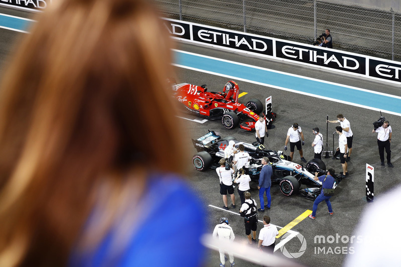 Lewis Hamilton, Mercedes AMG F1 W09 EQ Power+, festeggia dopo aver conquistato la pole position