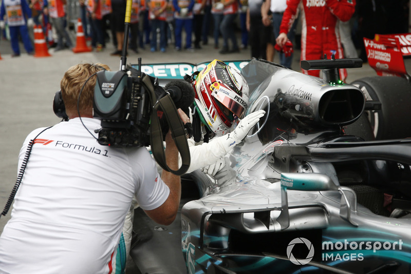 Le vainqueur Lewis Hamilton, Mercedes-AMG F1 W09 EQ Power+ fête sa victoire dans le Parc Fermé