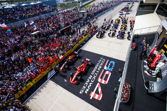 Max Verstappen, Red Bull Racing, Kimi Raikkonen, Ferrari, et Lewis Hamilton, Mercedes AMG F1, sur le podium