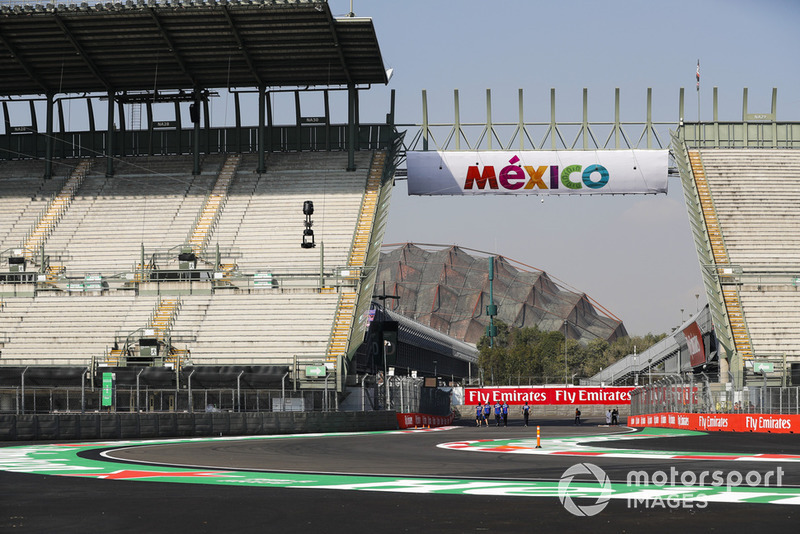 Un membre de l'équipe Toro Rosso dans le stadium