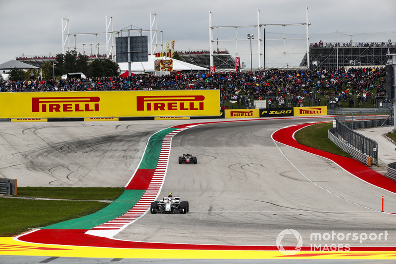 Charles Leclerc, Sauber C37, precede Kevin Magnussen, Haas F1 Team VF-18