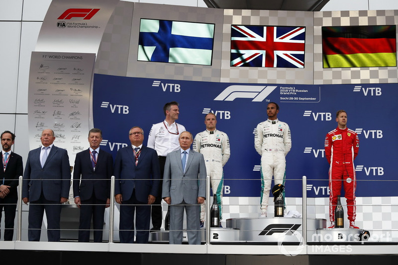 James Allison, Direttore tecnico Mercedes AMG F1, il secondo classificato Valtteri Bottas, Mercedes AMG F1, il vincitore della gara Lewis Hamilton, Mercedes AMG F1 e il terzo classificato Sebastian Vettel, Ferrari, sul podio