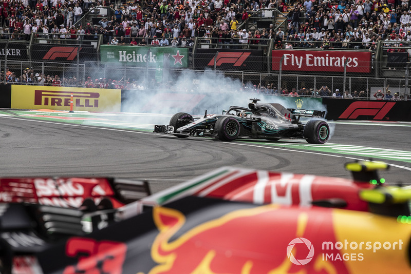 2018 F1 Dünya Şampiyonu Lewis Hamilton, Mercedes-AMG F1 W09 EQ Power+ donut yapıyor